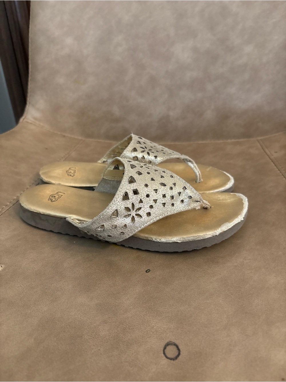Ugg Australia silver shine flip flop shoes sandals size 1